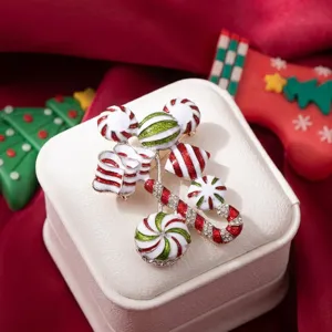 Gros plan détaillé d'une broche festive en forme de canne de Noël sur boîte à bijoux