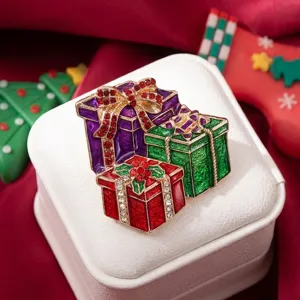 Vue détaillée d'une broche de Noël boîte cadeau avec de l'émail coloré et des strass