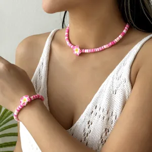 Detaillierte Ansicht des handgefertigten rosa-weißen Fimo-Blumen-Halsketten- und Armbandsets