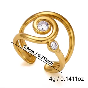 Detailansicht eines goldenen Edelstahl-Spiralrings mit 1,8 cm Durchmesser und 4 g Gewicht