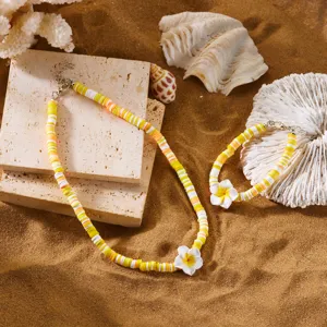 Detailansicht der gelben Polymer-Ton-Perlenkette und Armband-Set mit Blumenanhänger