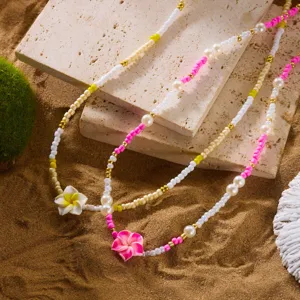 Detailansicht eines Plumeria-Anhängers an einer farbenfrohen, handgefertigten Perlenkette