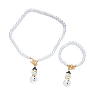 Vista dettagliata del set di gioielli con collana e bracciale di perle a pupazzo di neve