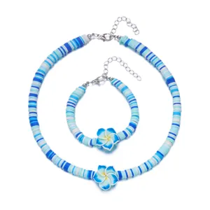 Detailansicht von blauen Plumeria-Blüten auf dem Polymer-Ton-Perlen-Schmuckset