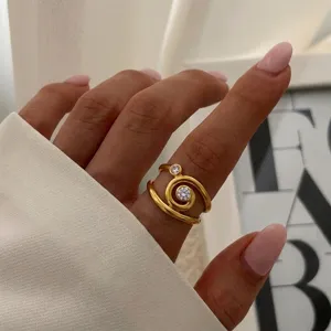 Eleganter goldener verstellbarer Spiralring aus Edelstahl mit feinen Kristallsteinen