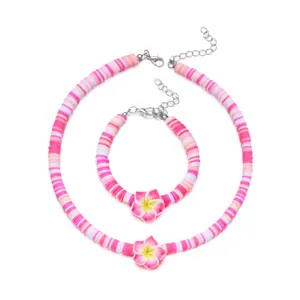 Nahaufnahme von pinkfarbenem Schmuckset aus Heishi-Perlen mit Plumeria-Blütenanhängern