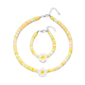 Detailansicht von gelb-weißem Polymer-Ton-Schmuckset mit wunderschönen Plumeria-Blütenanhängern