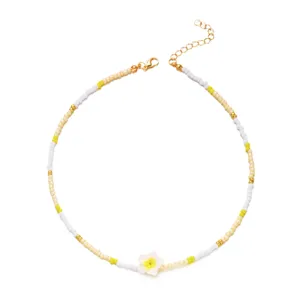 Handgefertigte bunte Perlenkette mit einem weißen Frangipani-Blütenanhänger im Detail