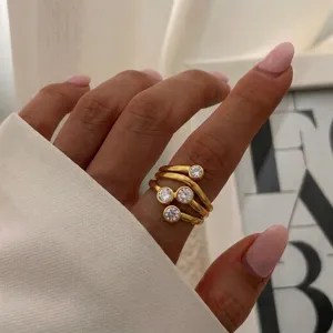 Set aus gestapelten goldenen Edelstahlringen mit glänzenden klaren CZ-Stein-Inlays