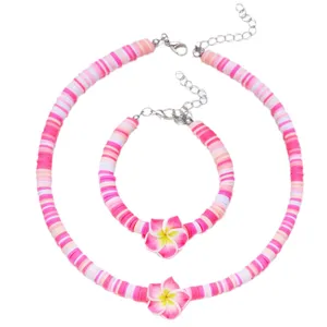 Farbenfrohes Set aus Halskette und Armband aus Fimo-Perlen mit rosa Plumeria-Blume