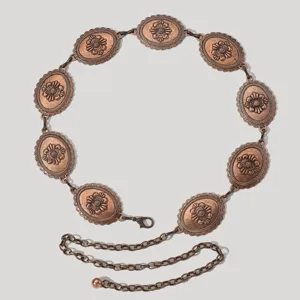 Dettaglio della catena in metallo rame antico con maglie ovali floreali.