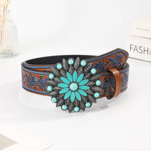 Detailansicht eines westlichen Retro-Gürtels für Damen mit geprägtem Muster und Blumenschnalle