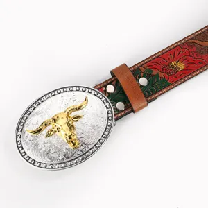 Detailaufnahme einer Western-Gürtelschnalle mit goldenem Stierkopf und Blumenmuster
