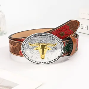 Detailaufnahme des Vintage-Gürtels mit geprägten Blumenmustern und goldener Stierschnalle