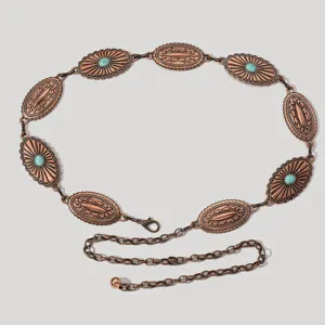 Dettaglio cintura a catena in metallo vintage con decorazioni in pietra turchese