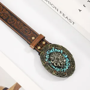 Nahaufnahme einer Retro-Western-Gürtelschnalle mit Türkissteinen und Blumenprägung