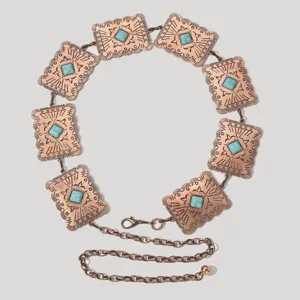 Dettaglio cintura a catena boho con pietre turchesi e eleganti decori incisi