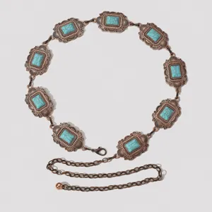 Λεπτομερής προβολή της vintage boho αλυσίδας μέσης με τυρκουάζ πέτρες και κρίκους αλουμινίου