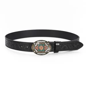 Primo piano della fibbia vintage western con pietre turchesi e goffratura floreale