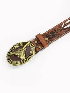 Detail eines Vintage-Western-Ledergürtels mit geprägtem Blumenmuster und Stierkopfschnalle