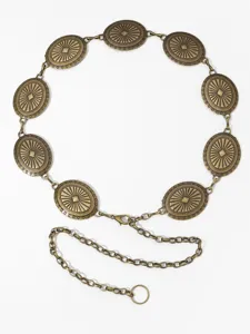 Dettaglio della cintura a catena in metallo con medaglioni ovali color bronzo