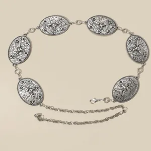 Chaîne de taille bohème vintage en métal argenté avec plaques gravées de fleurs et taureaux