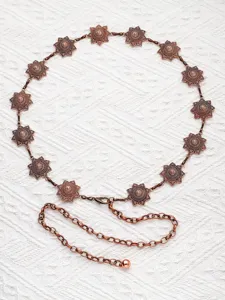 Dettaglio dei motivi floreali in bronzo antico e della catena a maglie regolabile di questa cintura