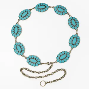 Vue aérienne détaillée d'une ceinture chaîne en métal doré avec pierres turquoise