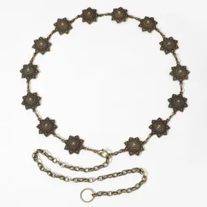 Vue détaillée d'une ceinture chaîne en métal bronze de qualité avec motif soleil chic