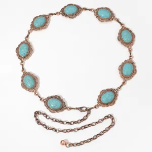 Détail d'une ceinture chaîne vintage en métal avec pierres turquoise pour robes.