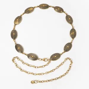 Vue détaillée d'une ceinture chaîne en métal doré vintage avec des motifs gravés