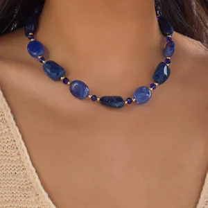 Nahaufnahme einer blauen Vintage-Halskette im Boho-Stil mit unregelmäßigen Perlen