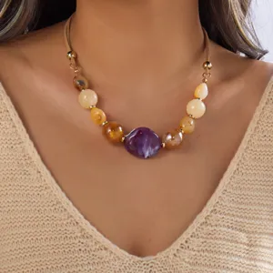Nahaufnahme einer Vintage-Halskette mit unregelmäßigen Acrylperlen im Boho-Stil