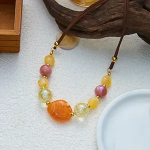 Vintage-Halskette im Boho-Stil mit unregelmäßigen Acrylperlen und Kunstlederband