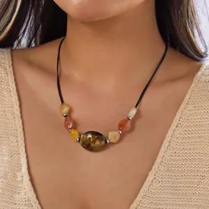 Boho-Vintage-Halskette mit unregelmäßigen bernsteinfarbenen Acrylperlen an schwarzer Kordel