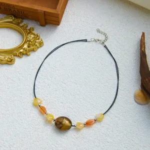 Vintage-Halskette im Boho-Stil mit unregelmäßigen Acrylperlen in warmen Erdtönen