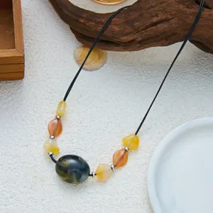 Nahaufnahme einer böhmischen Vintage-Halskette mit unregelmäßigen Acrylperlen