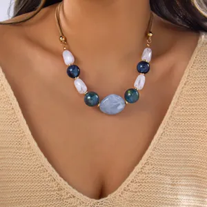 Böhmische Halskette im Vintage-Stil mit unregelmäßigen Acrylperlen an einem Frauenmodel
