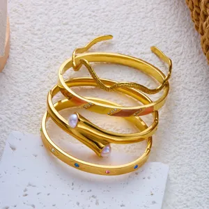 Detailopname van een retro roestvrijstalen armbandenset met slangentextuur en kristallen