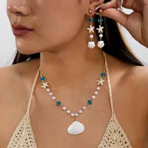 Dettaglio del set collana e orecchini stile spiaggia con ciondoli a conchiglia e stella marina.