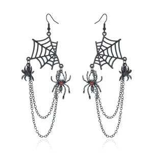 Détail de boucles d'oreilles punk noires en toile d'araignée avec chaînes et gemmes.