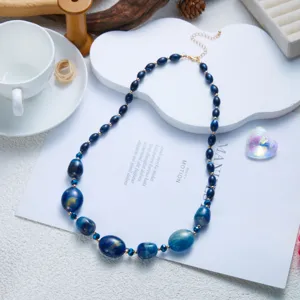 Primo piano dell'elegante trama di marmo blu delle perle in resina di lusso
