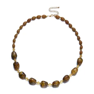 Elegante collana in resina geometrica irregolare marrone Maillard con perle tartarugate