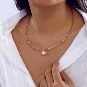 Gros plan d'un tour de cou doré en acier avec pendentif marquise en zircone