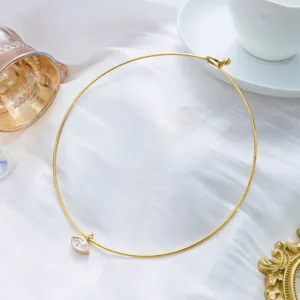 Choker élégant en acier inoxydable doré avec un pendentif en zircon taille marquise.