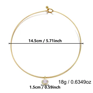 Détail du collier ras du cou en acier doré avec pendentif en zircone cubique de 1,5 cm
