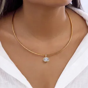 Détail d'un collier ras du cou en acier inoxydable doré avec pendentif en zircon
