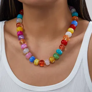Vue détaillée d'un collier en perles acryliques colorées avec texture marbrée sur modèle