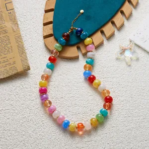 Gros plan détaillé d'un collier de perles colorées de style dopamine avec fermoir doré