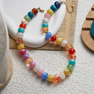 Vue détaillée d'un collier de style dopamine avec de jolies perles acryliques colorées.